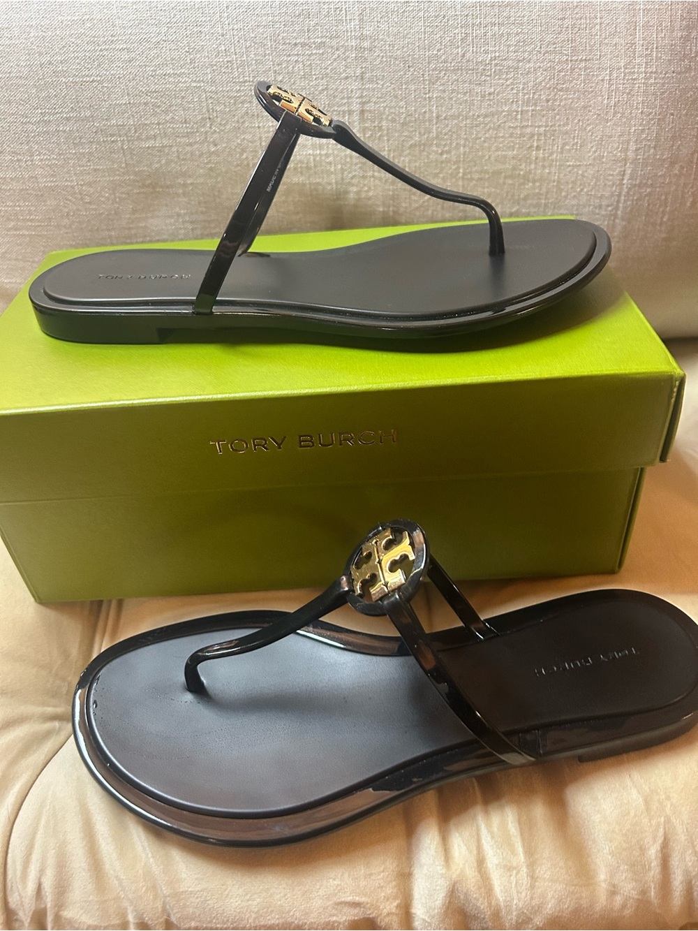Tory Burch Black Jelly Thong Sandals with Gold Logo - Picture 2 of 4